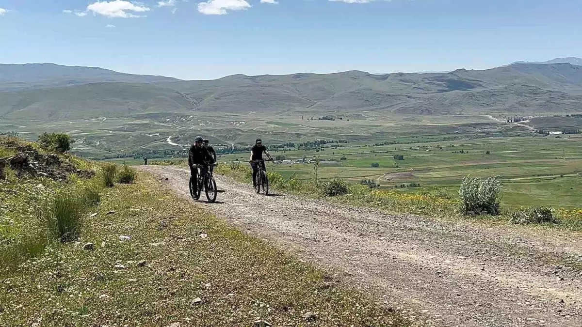 Erzurum'da Bisikletçiler Dumlu Baba Yaylası'na Pedal Çevirdi