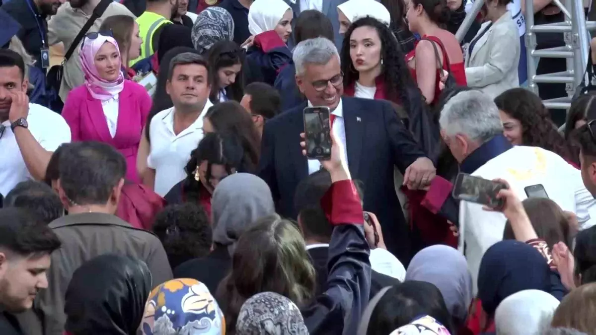 Sağlık Bakanı Memişoğlu, mezun olan öğrencilerle horon oynadı