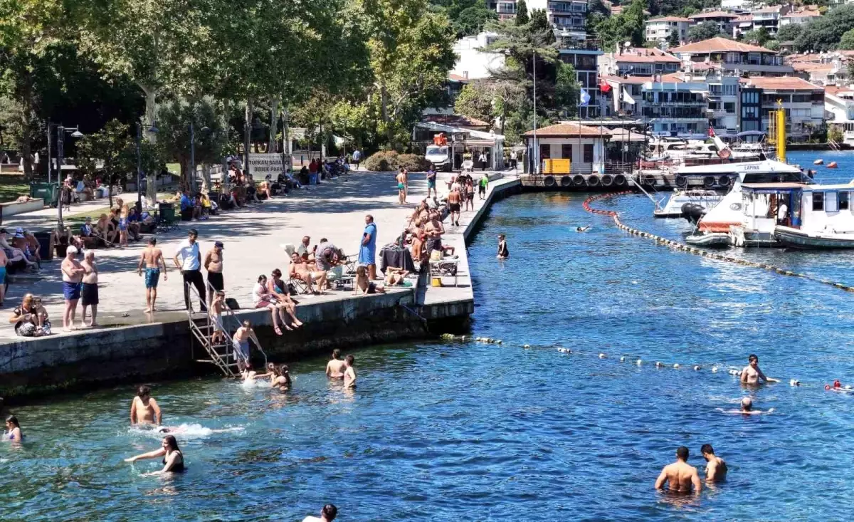 İstanbul’da Sıcak Hava Vatandaşları Beşiktaş’ta Denize Girerek Rahatlattı