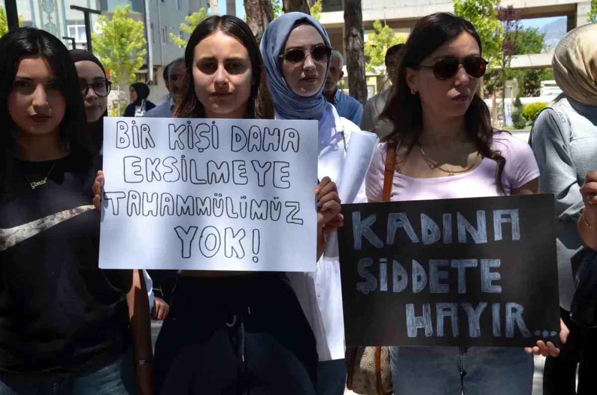 Sivas'ta Gonca Özdemir İçin Adalet Yürüyüşü Düzenlendi