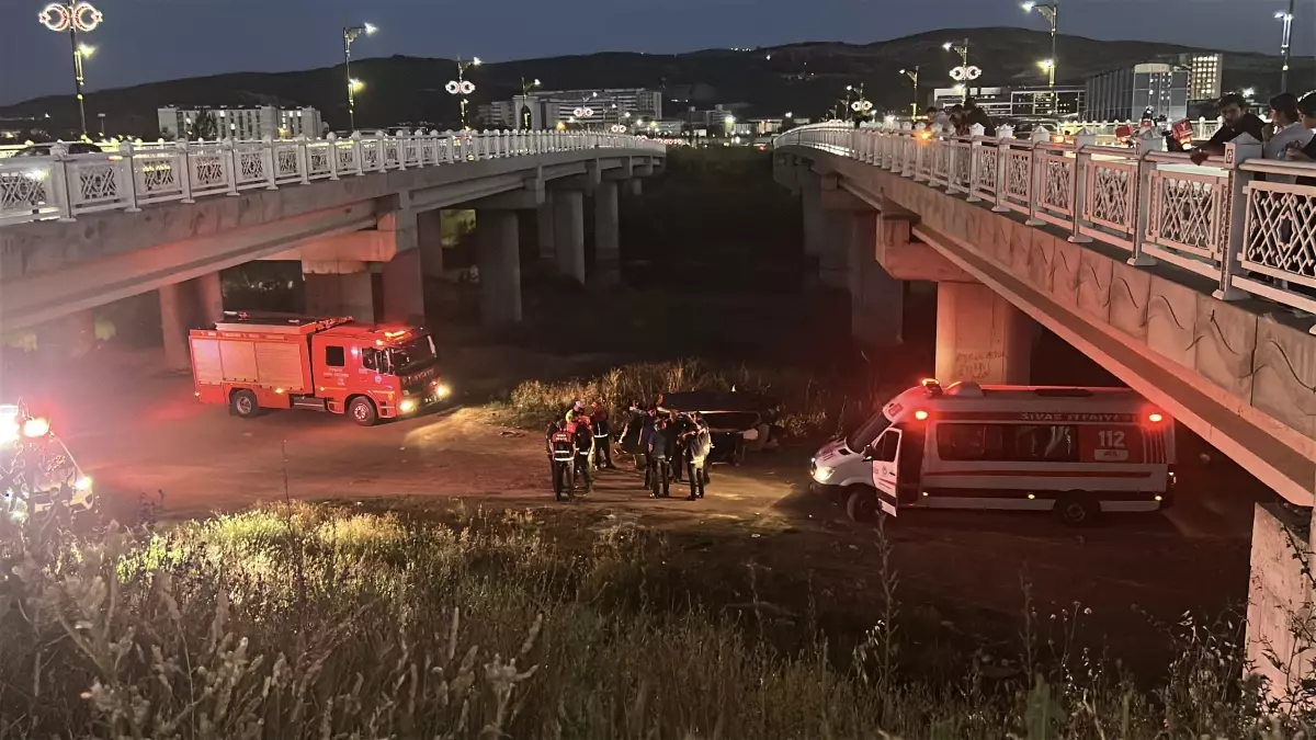 Sürücüsünün kontrolünden çıkan otomobil Kızılırmak Nehri'ndeki köprüden düştü: 2 yaralı
