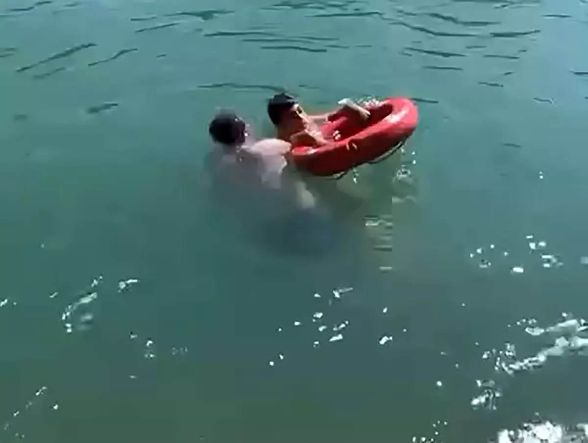 Dayı, yeğenini kurtarmak için sulama kanalına atladı, boğuldu