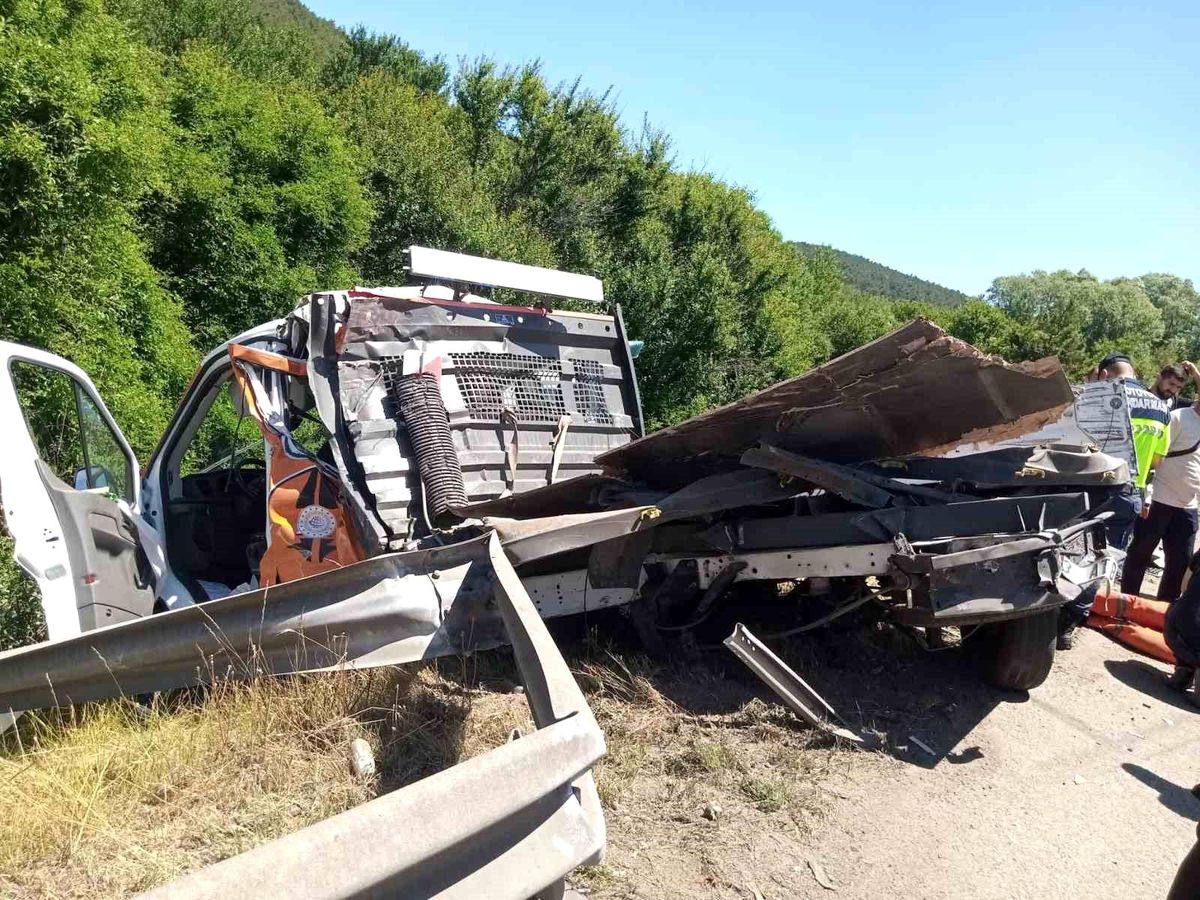 Bolu'da Tırın Yol Bakım Araçına Çarpması Sonucu 2 Yaralı