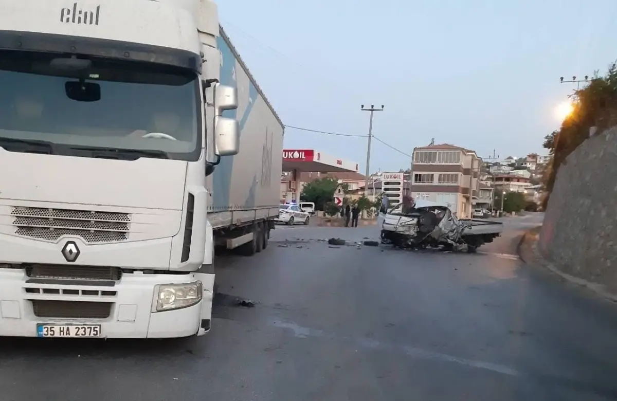 İznik'te TIR ile Çarpışan Kamyonet Sürücüsü Ağır Yaralandı