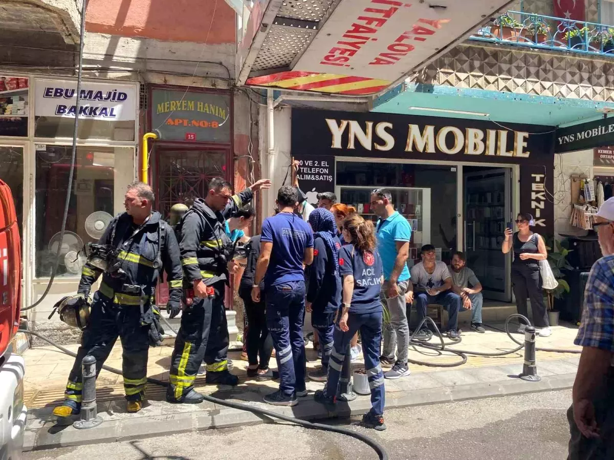 Yalova'da Çatı Katında Yangın: 3 Kişi Kurtarıldı