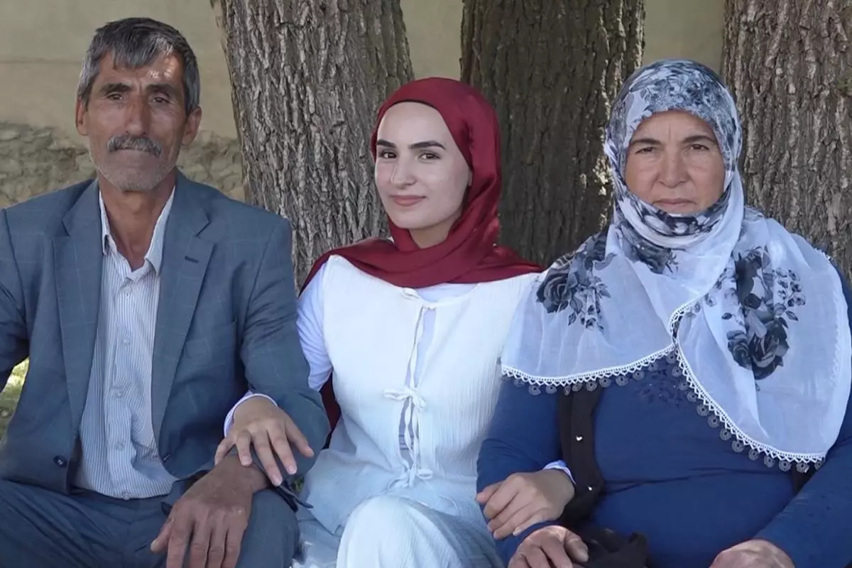 YKS çıkışı kızını çiçeklerle karşılayan baba: O dakika dünyalar benim oldu