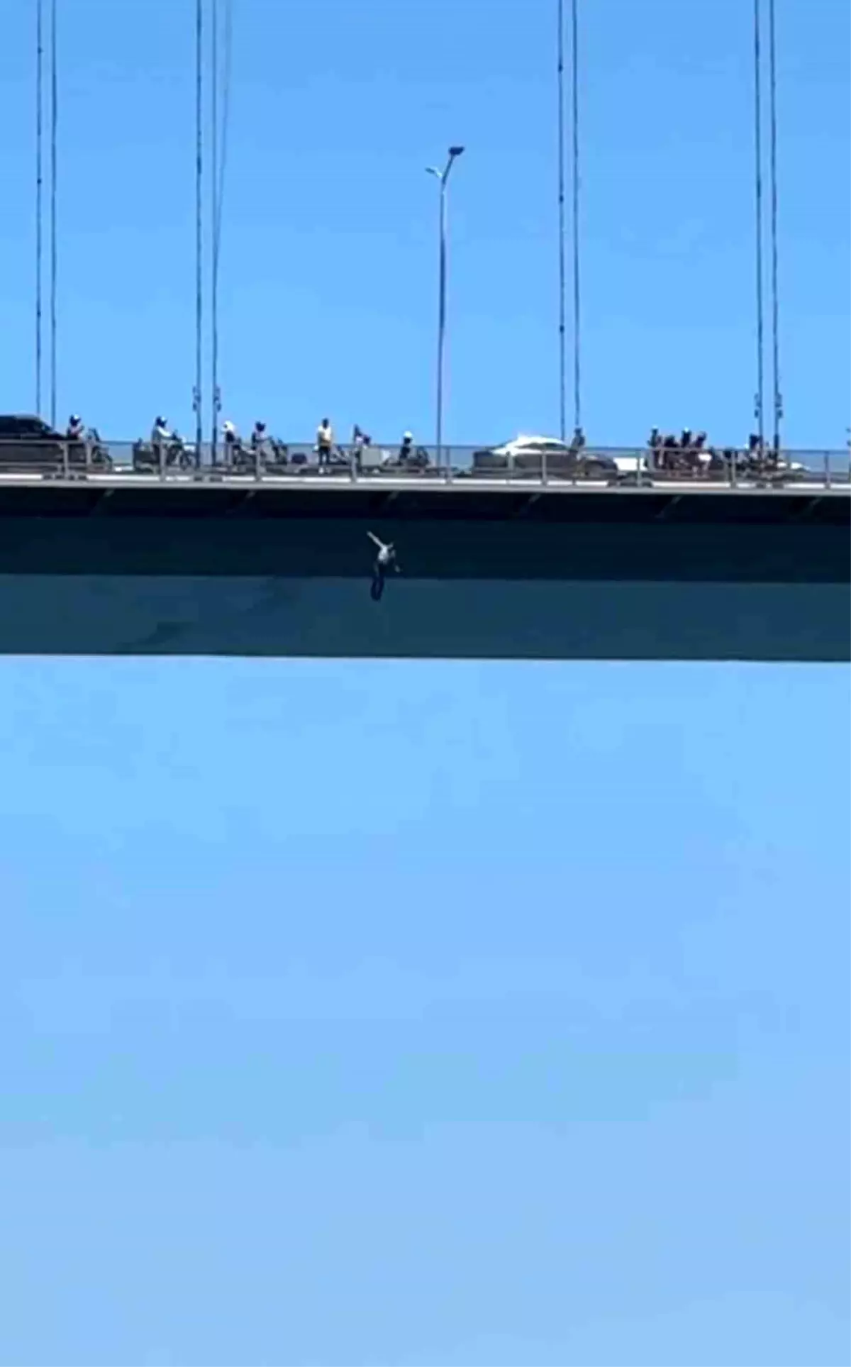 15 Temmuz Şehitler Köprüsü'nden atlayan bir kişi hayatını kaybetti