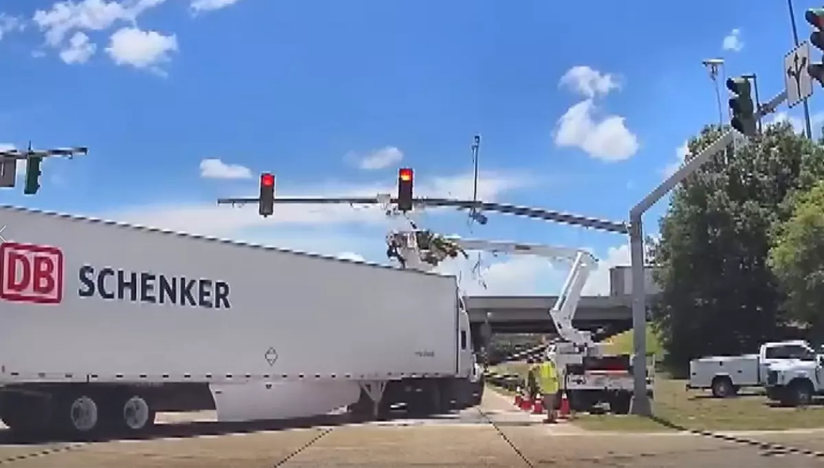 TIR Trafik Lambası Bakımında Çalışan İşçiye Çarptı