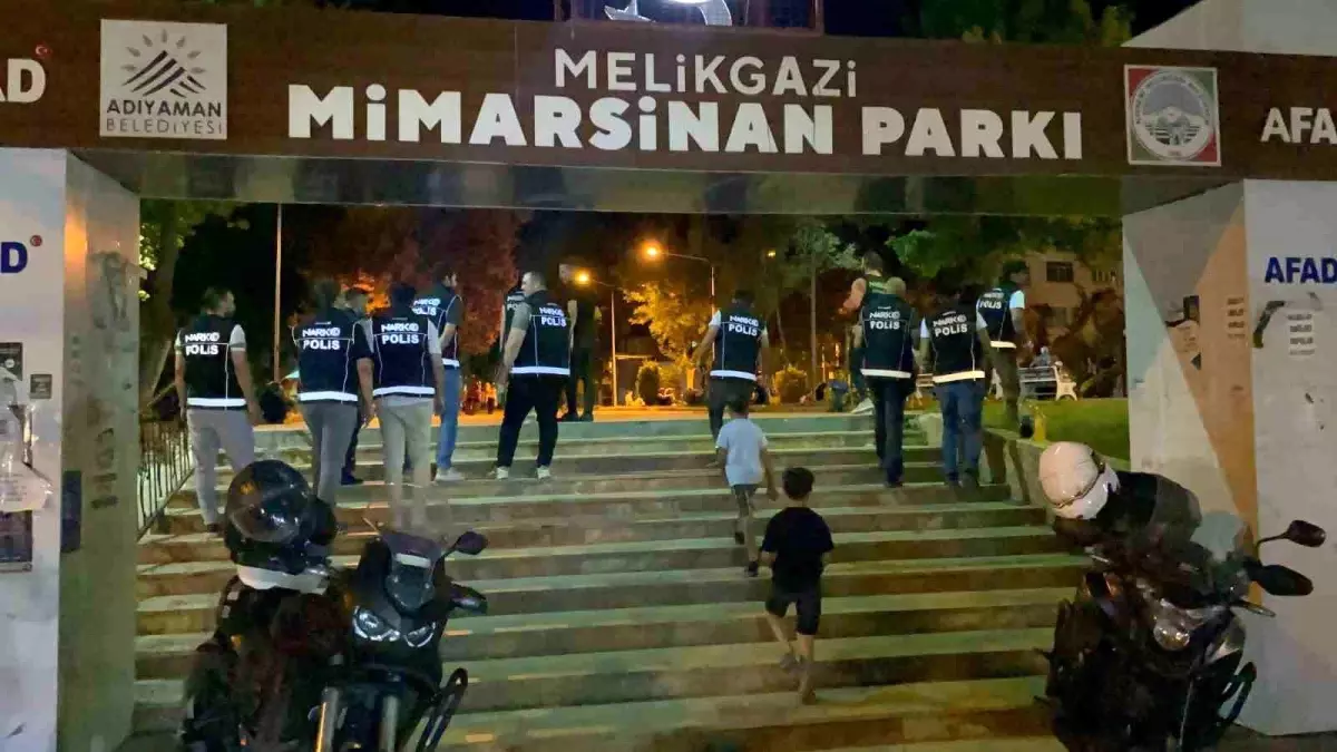 Adıyaman'da Narkotik Uygulaması: Kimlik Kontrolleri ve Üst Aramaları Yapıldı