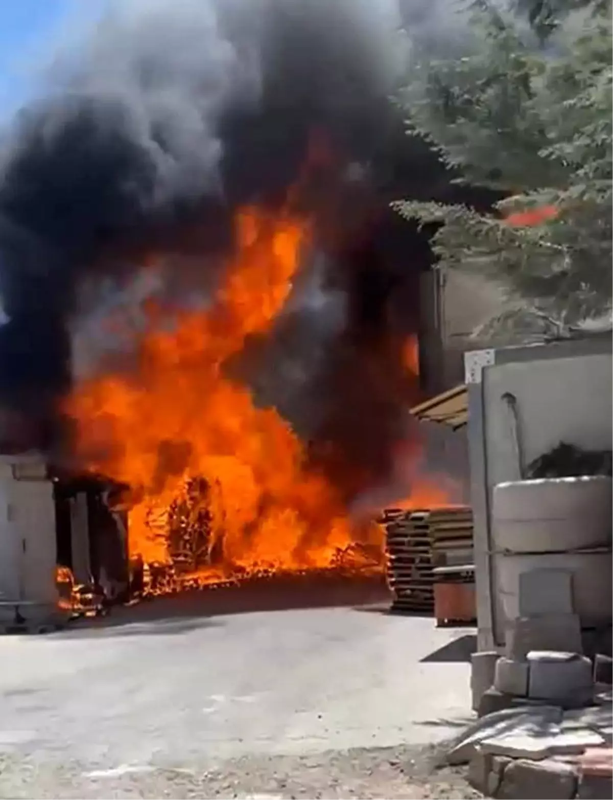 Adıyaman'da Fabrikada Büyük Yangın