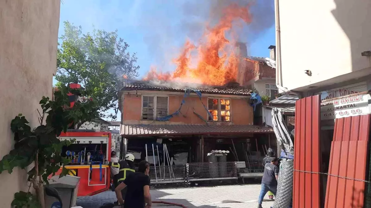 Samsun'da 2 Katlı Ahşap Binada Yangın