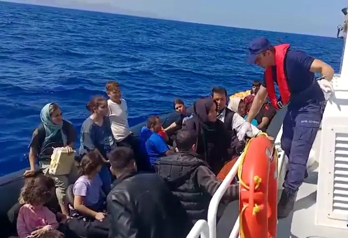 Çanakkale'de 32 Kaçak Göçmen Kurtarıldı