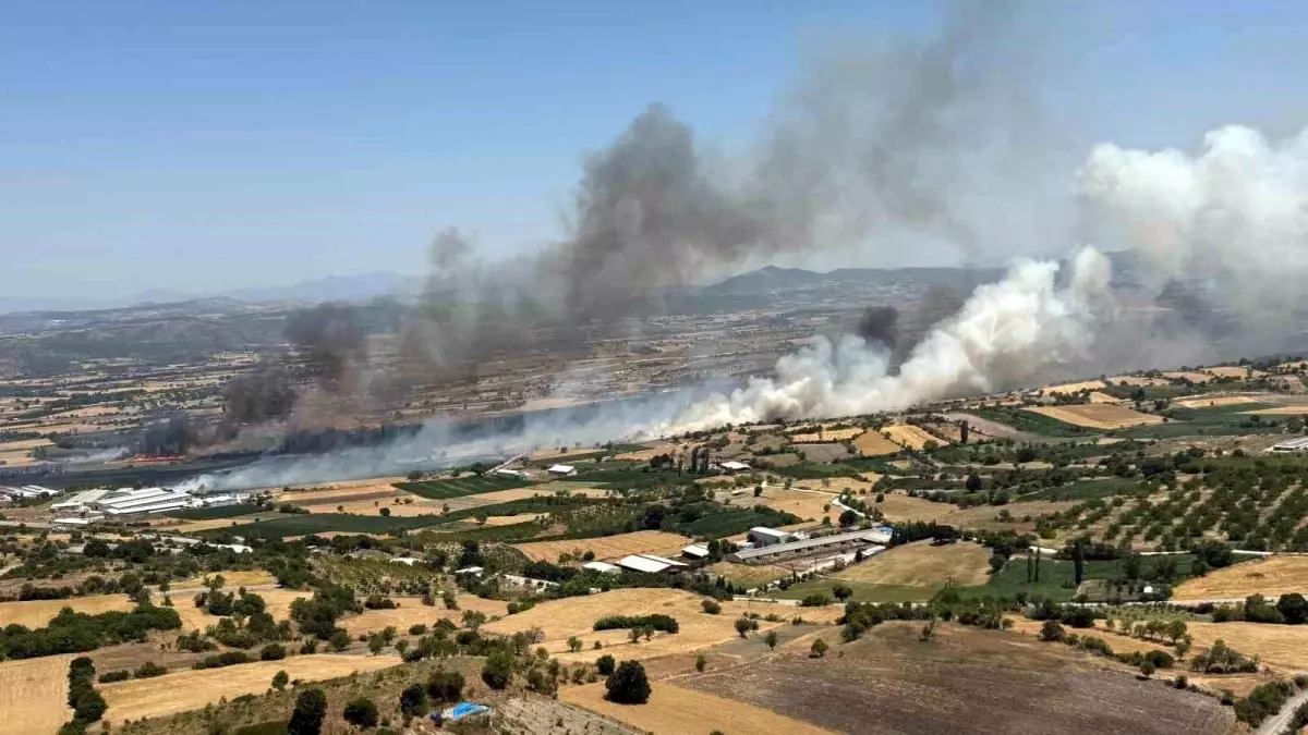 Balıkesir'de Ziraat Arazisinde Yangın, Havadan ve Karadan Müdahale Ediliyor