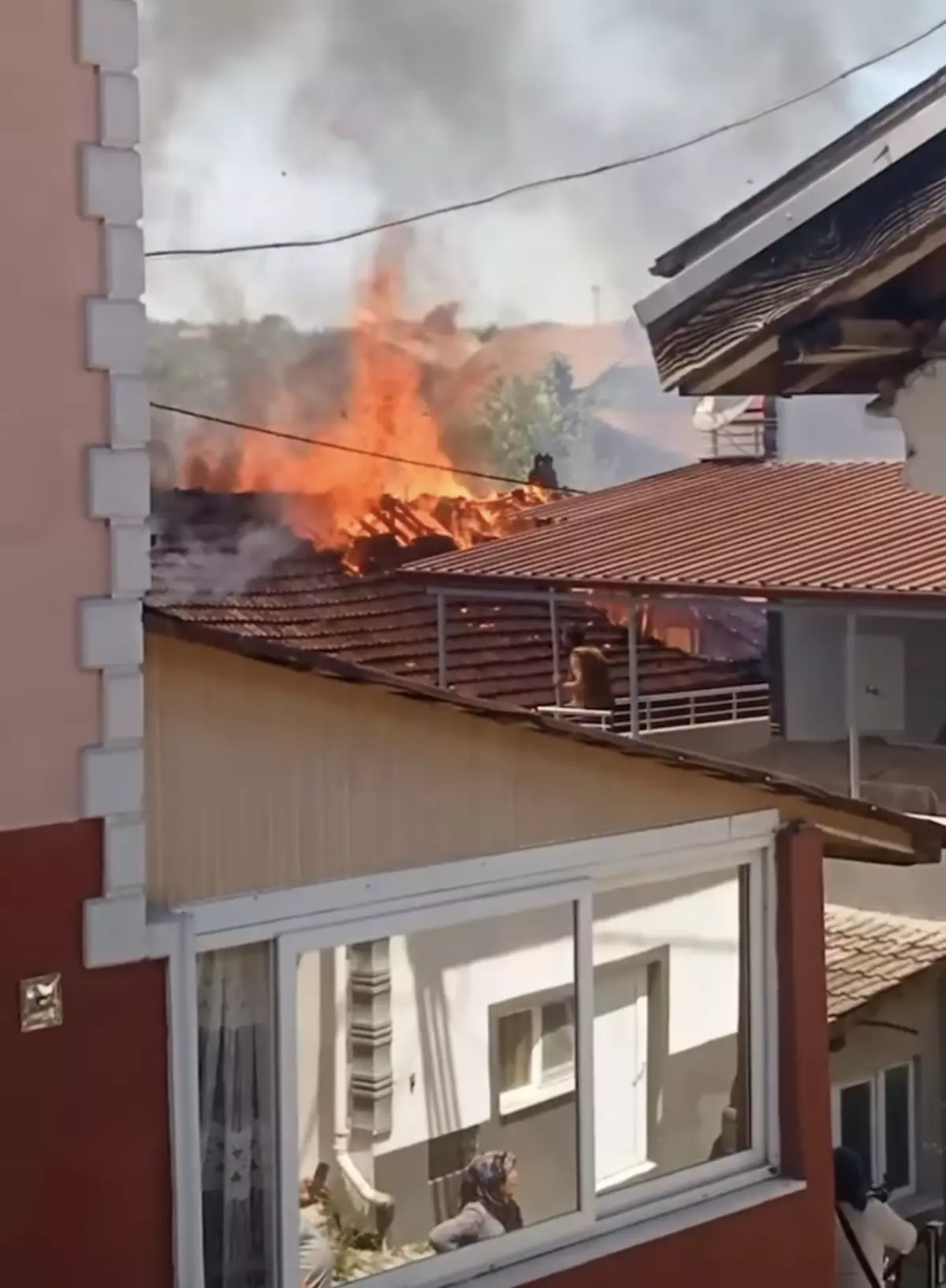 Kozcağız'da Yangın: İki Ev Kullanılamaz Hale Geldi