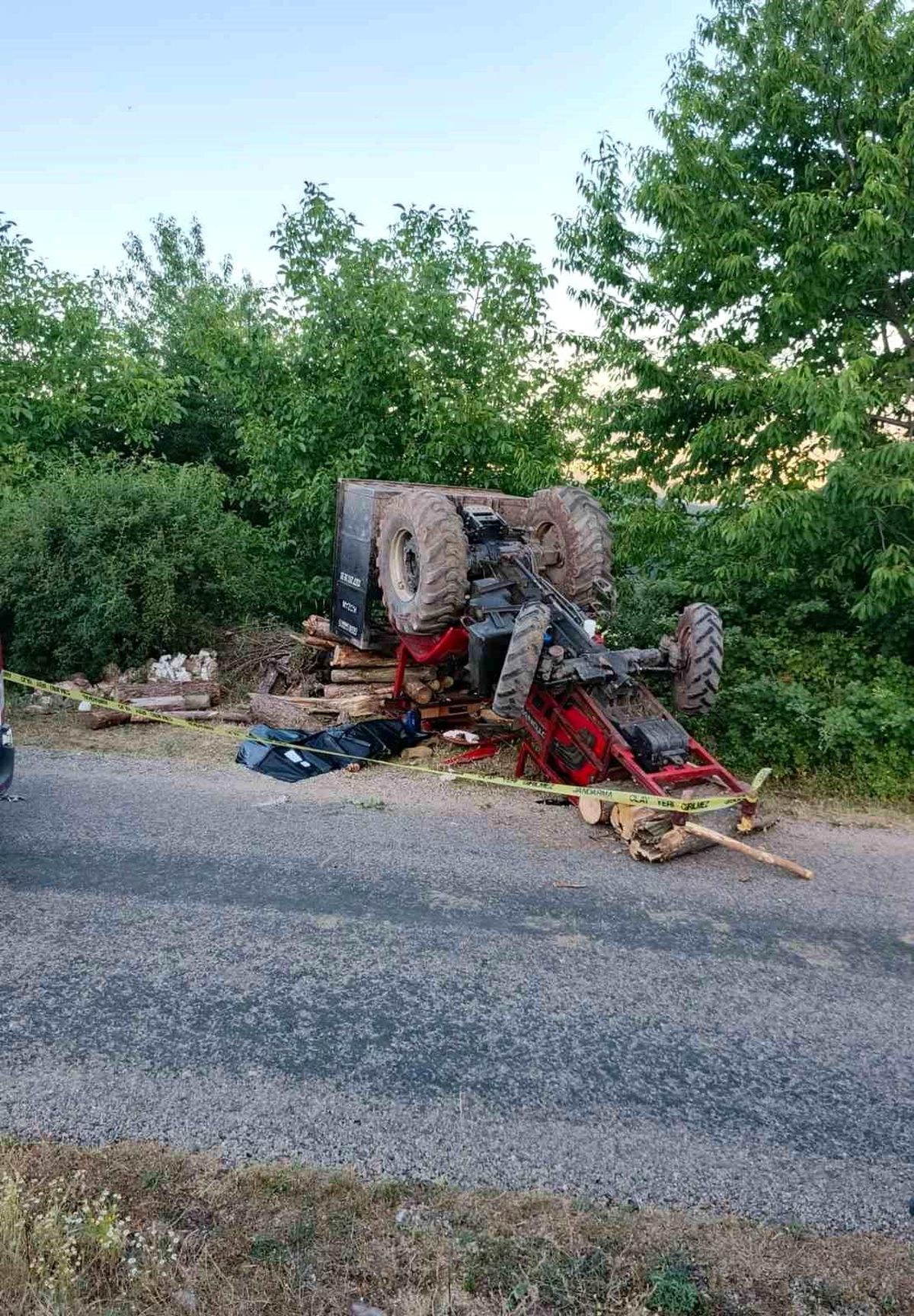 Bolu'da Traktör Devrildi: 1 Ölü, 2 Yaralı