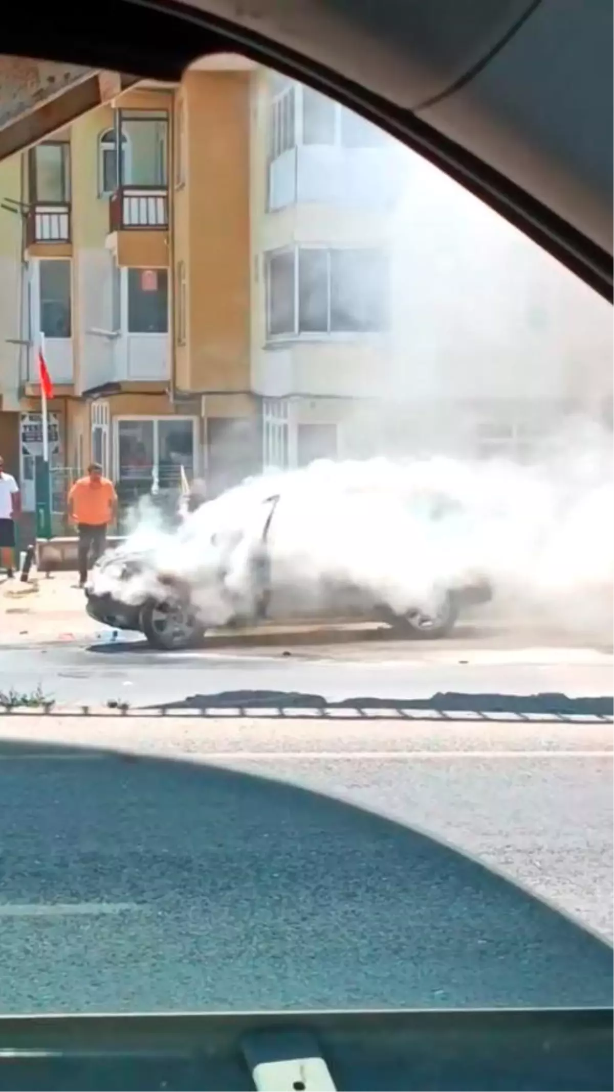 Büyükçekmece'de Park Halindeki Araç Kendisinden Alev Aldı