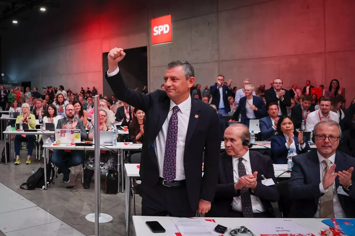 Özgür Özel, Berlin'de Sosyal Demokrat Partisi Kongresi'ne Katıldı