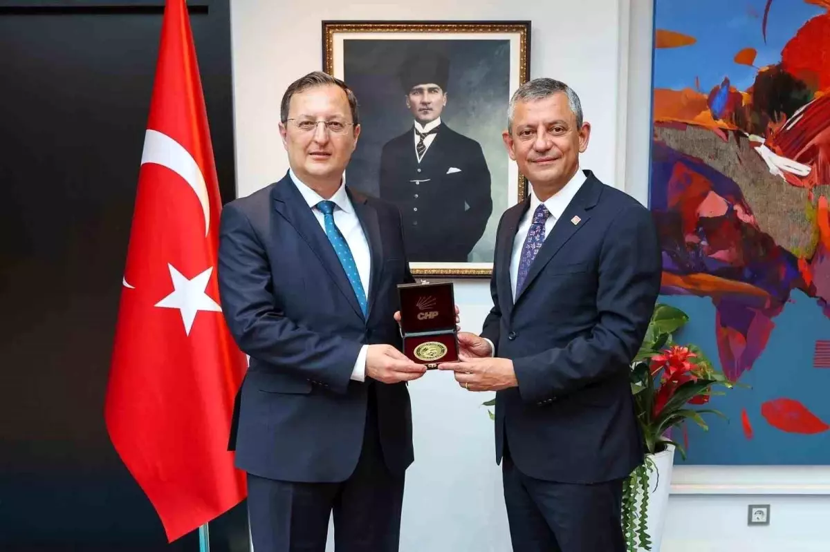 Özgür Özel Almanya'da Berlin Büyükelçisi'ni Ziyaret Etti