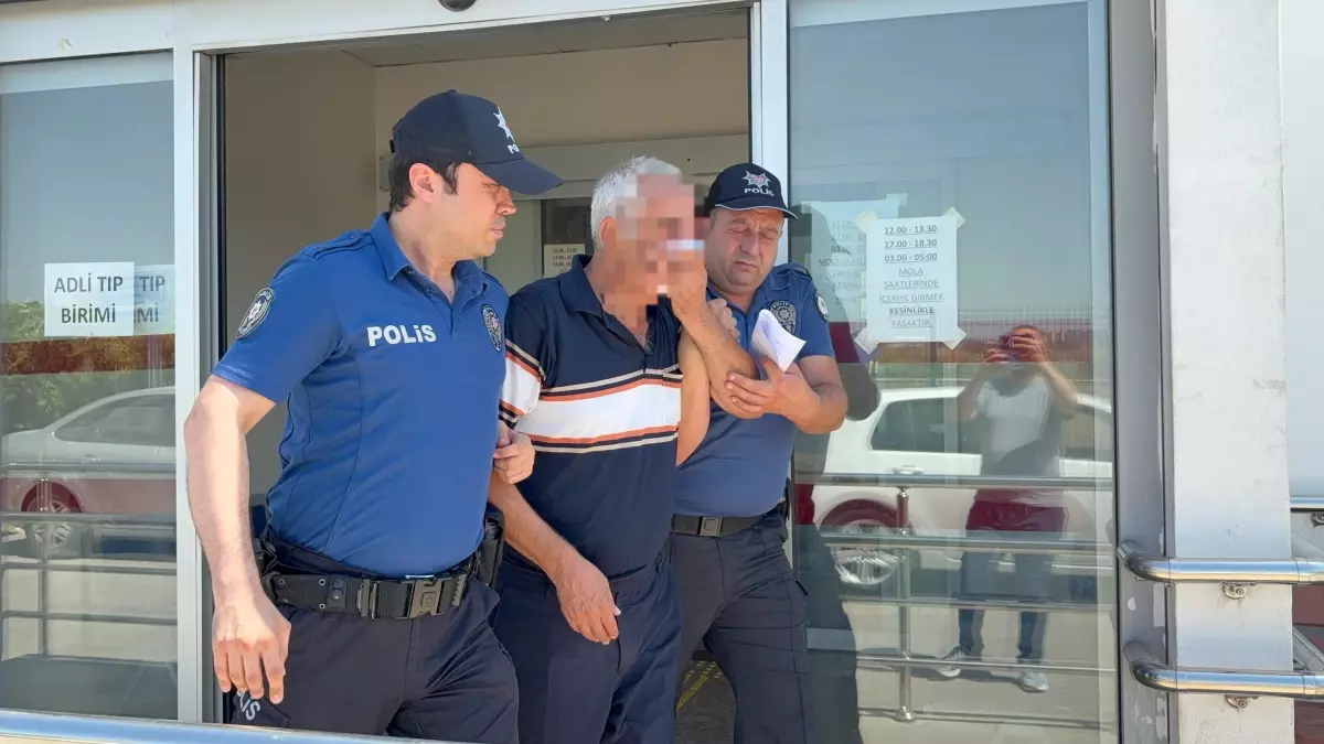 Adana'da Özel Halk Otobüsünde Fotoğraf Skandalı