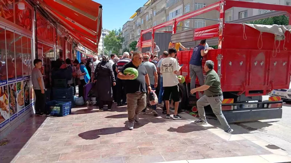Niğde'de Hayırsever Esnaf 19 Ton Karpuz Dağıttı