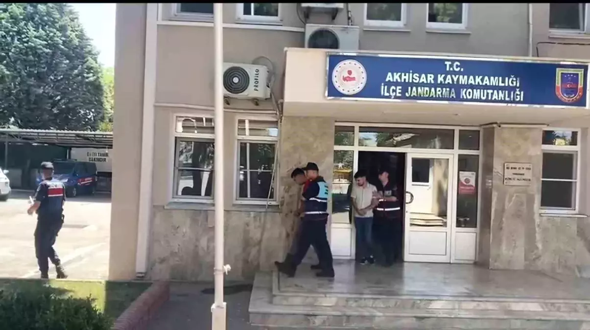 Akhisar'da Araçtan Hırsızlık Olayı Aydınlatıldı, İki Şüpheli Tutuklandı