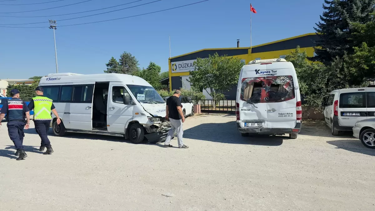 Düzce'de İşçi Servis Minibüsleri Çarpıştı: 8 Yaralı
