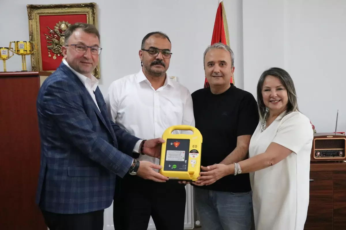 Üç Mezun, Arkadaşlarının Anısına Okula Defibrilatör Bağışladı