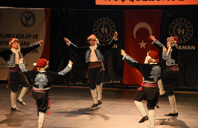 Karaman'da renkli halk oyunları şöleni! Vali ve ekibi yöresel kıyafetlere büründü