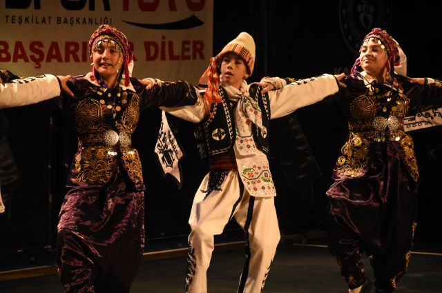 Karaman'da renkli halk oyunları şöleni! Vali ve ekibi yöresel kıyafetlere büründü