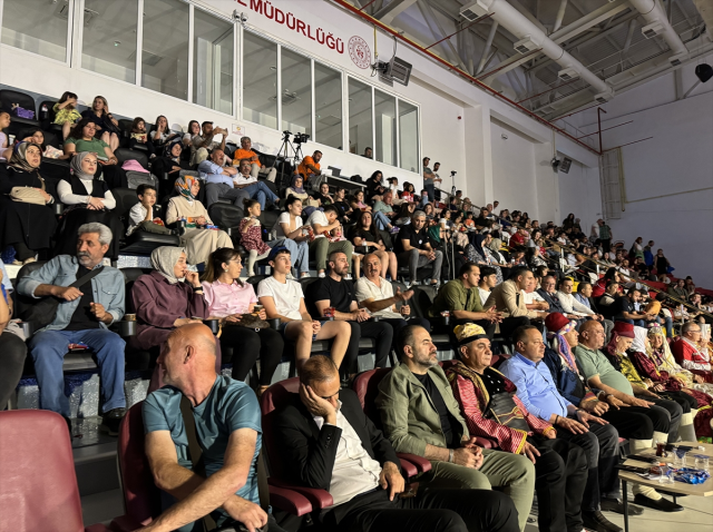 Karaman'da renkli halk oyunları şöleni! Vali ve ekibi yöresel kıyafetlere büründü