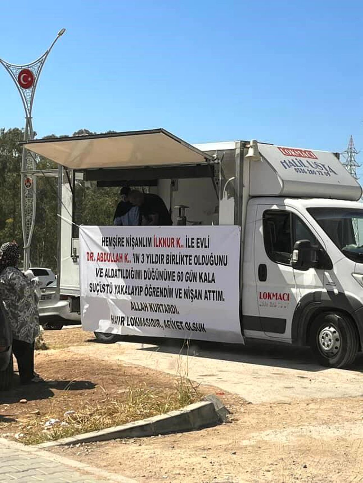 Nişanlısının Aldatıldığını Öğrenen Genç Adam Lokma Dağıttı