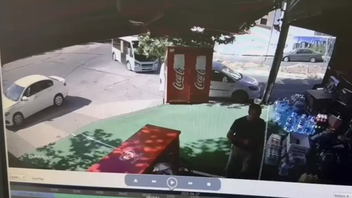 Maltepe'de Kamyonet Minibüse Çarptı, 2 Yaralı
