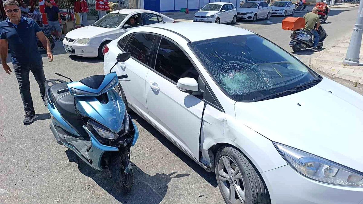 Antalya'da Motosiklet Sürücüsü Kaza Sonrası Havaya Savruldu