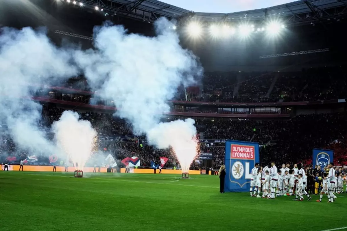 Paris Saint Germain, küme düşen Lyon'u kurtarıyor