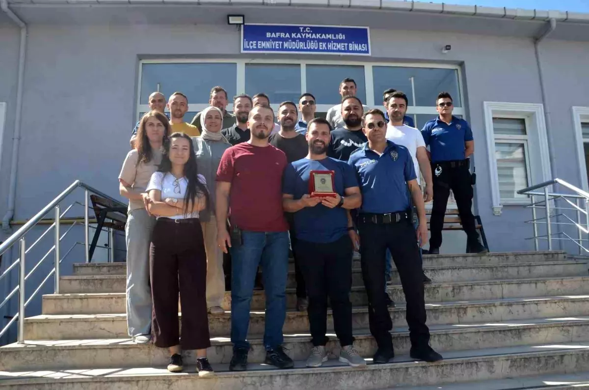 Bafra'da Veda: Polis Memuru Yunus Erken'e Teşekkür Plaketi