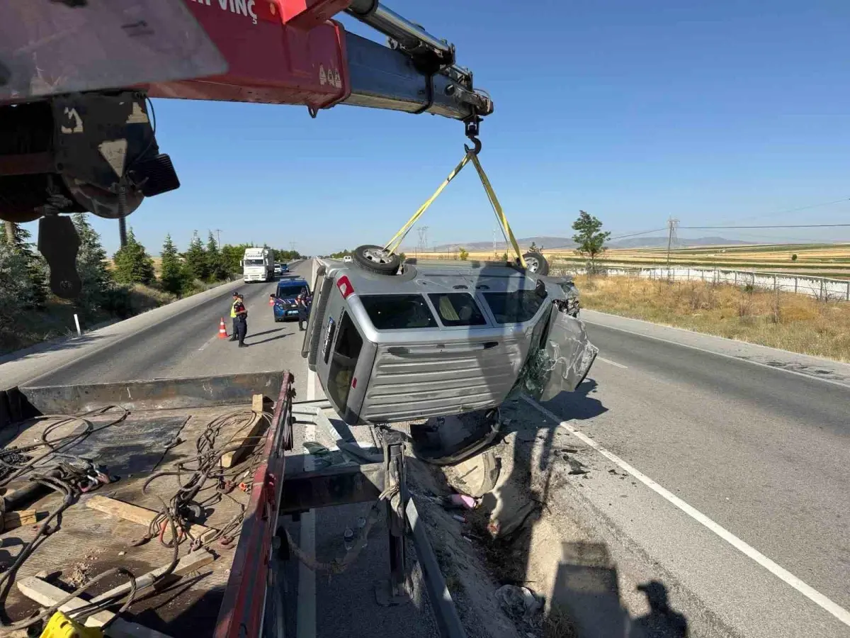 Afyonkarahisar'da Kontrolden Çıkan Araç Devrildi, İki Yaralı