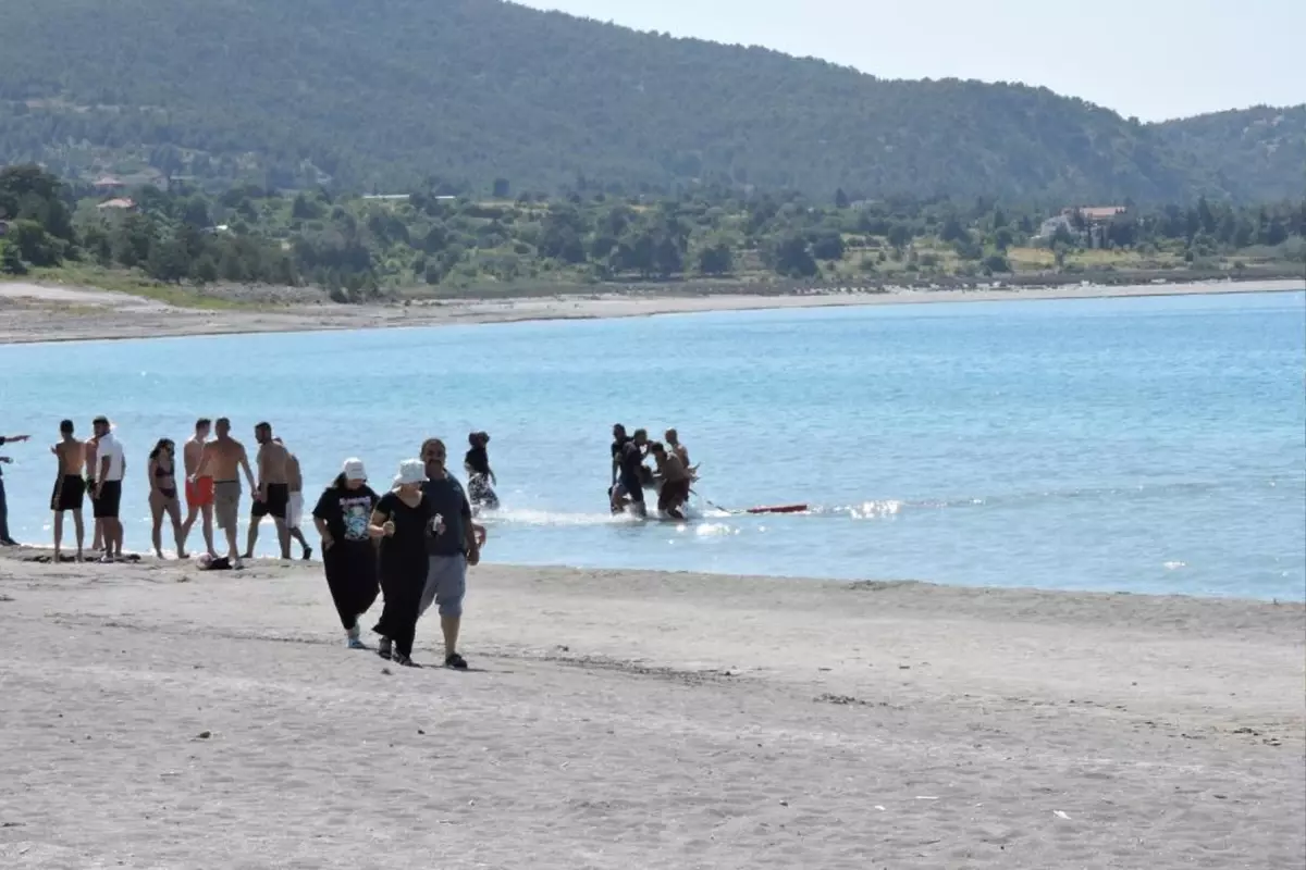 Salda Gölü'nde 17 yaşındaki genç kız boğulma tehlikesi geçirdi