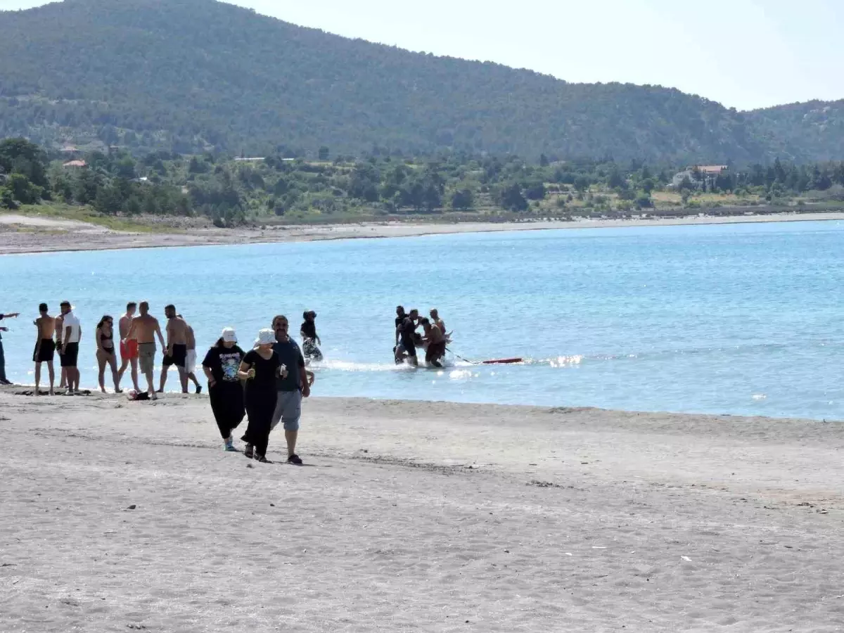 Salda Gölü'nde 17 yaşındaki genç, boğulma tehlikesi geçirdi
