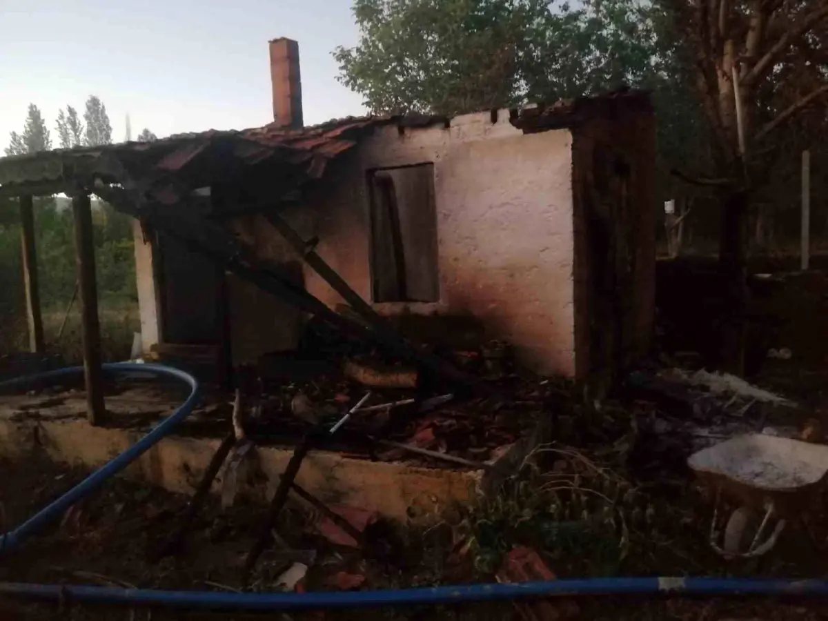 Isparta'da Bahçe Evi Yangını, Kullanılamaz Hale Geldi