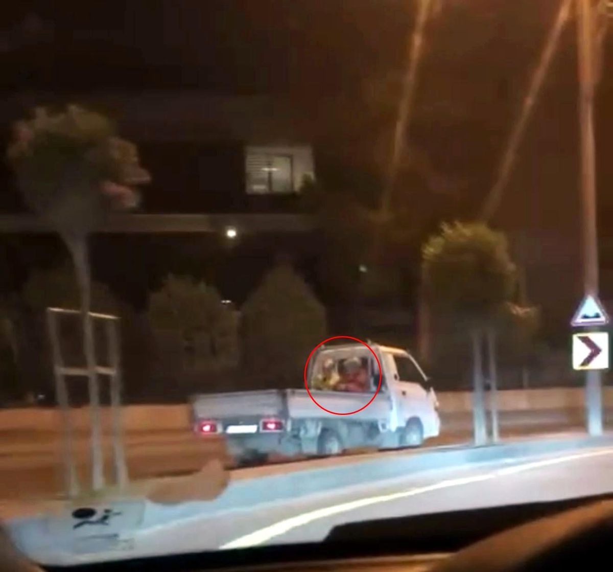 Sakarya'da Ters Şeride Giren Kamyonet Tehlike Saçtı