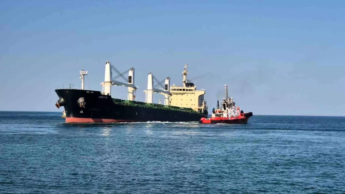 Tekirdağ'da Karaya Oturan Yük Gemisi İçin Kurtarma Çalışmaları Devam Ediyor