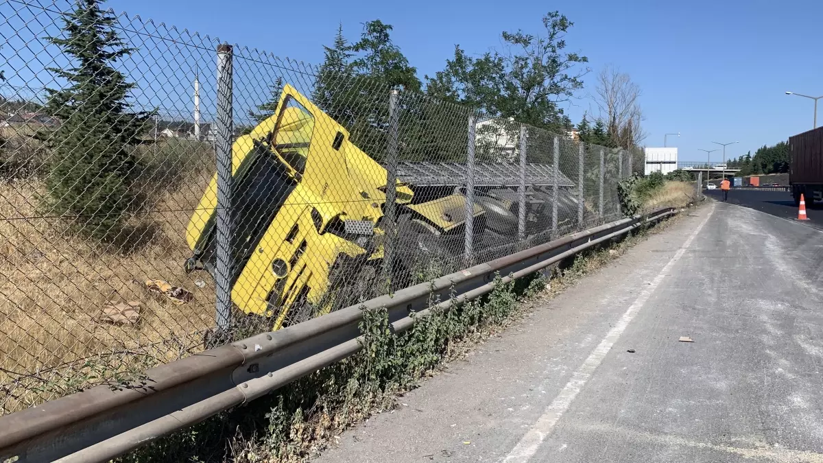 Derince'de TIR Kaza Yaptı: Şoför Yaralanmadı