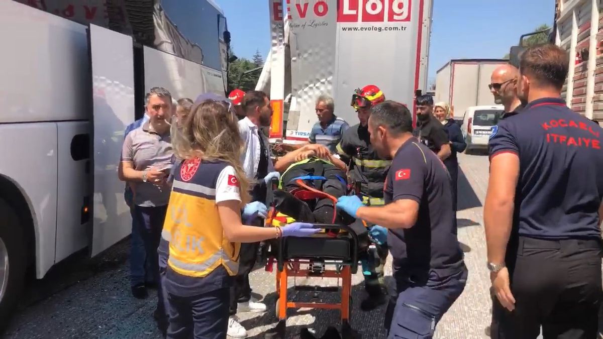 Kocaeli'de TIR ile Yolcu Otobüsü Çarpıştı: 3 Yaralı