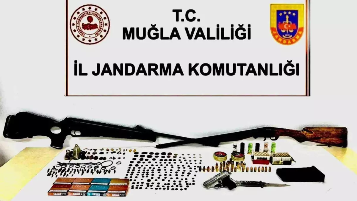 Muğla'da Jandarma Tarihi Eser ve Ruhsatsız Silah Ele Geçirdi