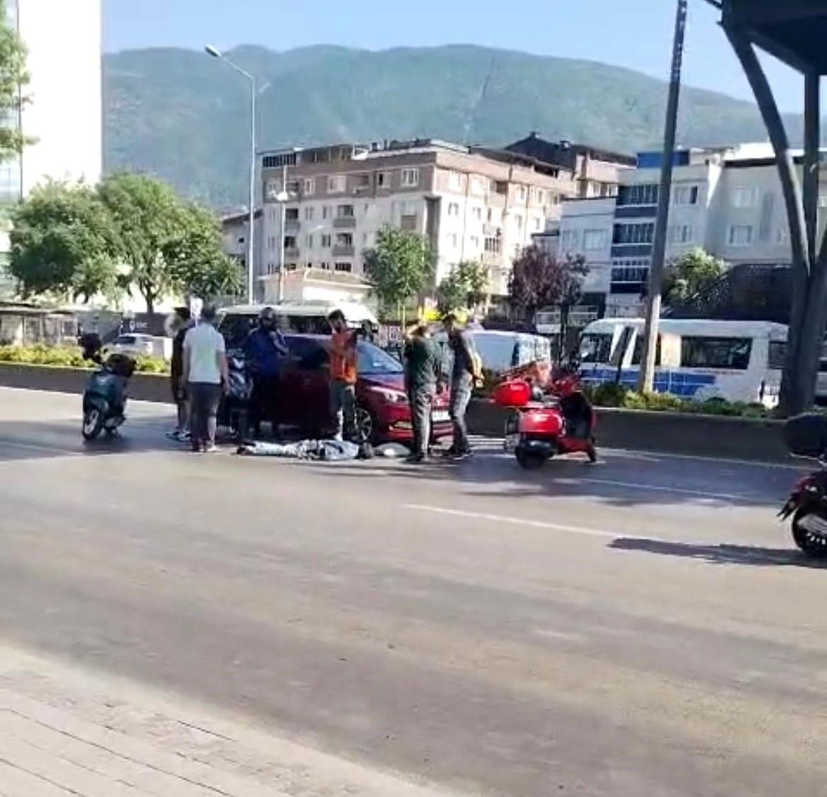 Bursa'da Üst Geçidi Kullanmayınca Otomobilin Çarptığı Kadın Ağır Yaralandı