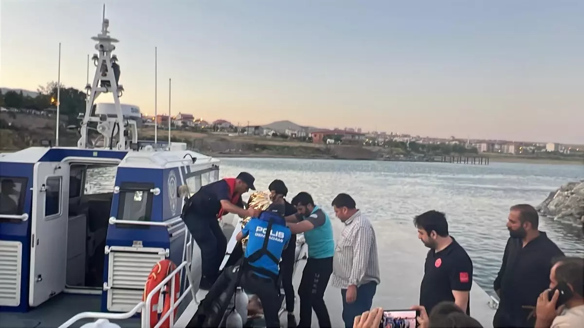 Van Gölü'nde Akıntıya Kapılan Genç Kız Kurtarıldı