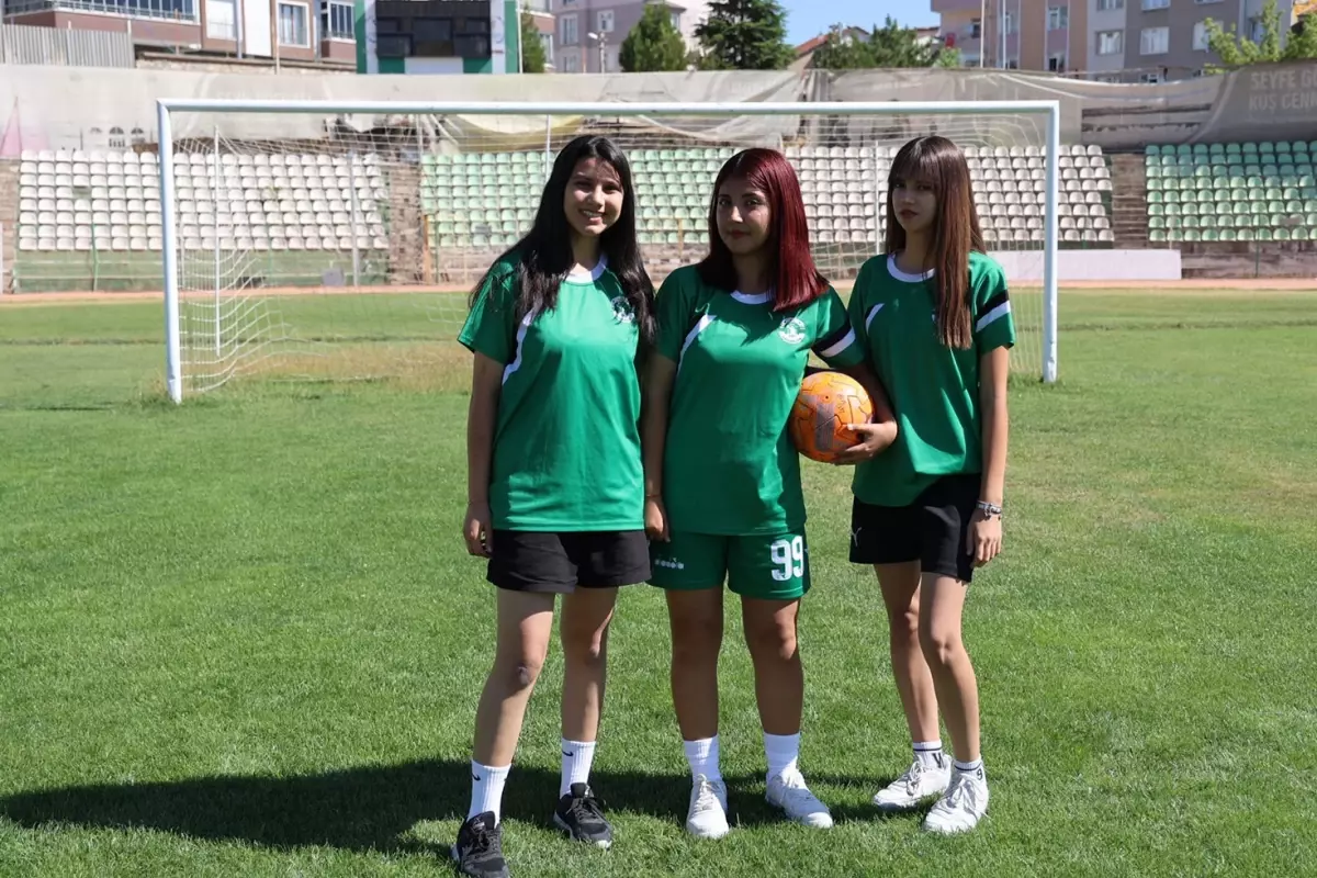 3 kız sporcu "Futbol erkek işi" diyenlere cevabı sahada verdiler