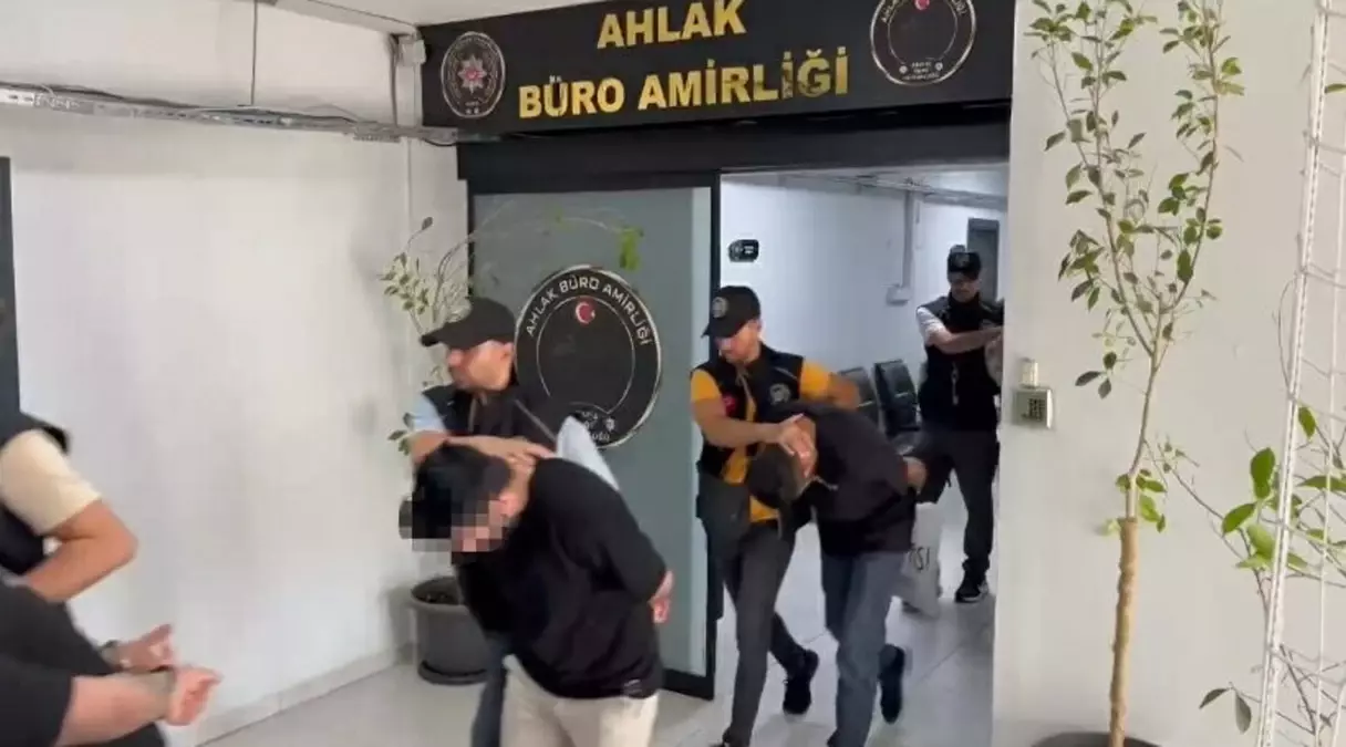 İzmir'de Fuhşa Aracılık Yapan 14 Kişi Gözaltına Alındı, 59 Kadın Kurtarıldı