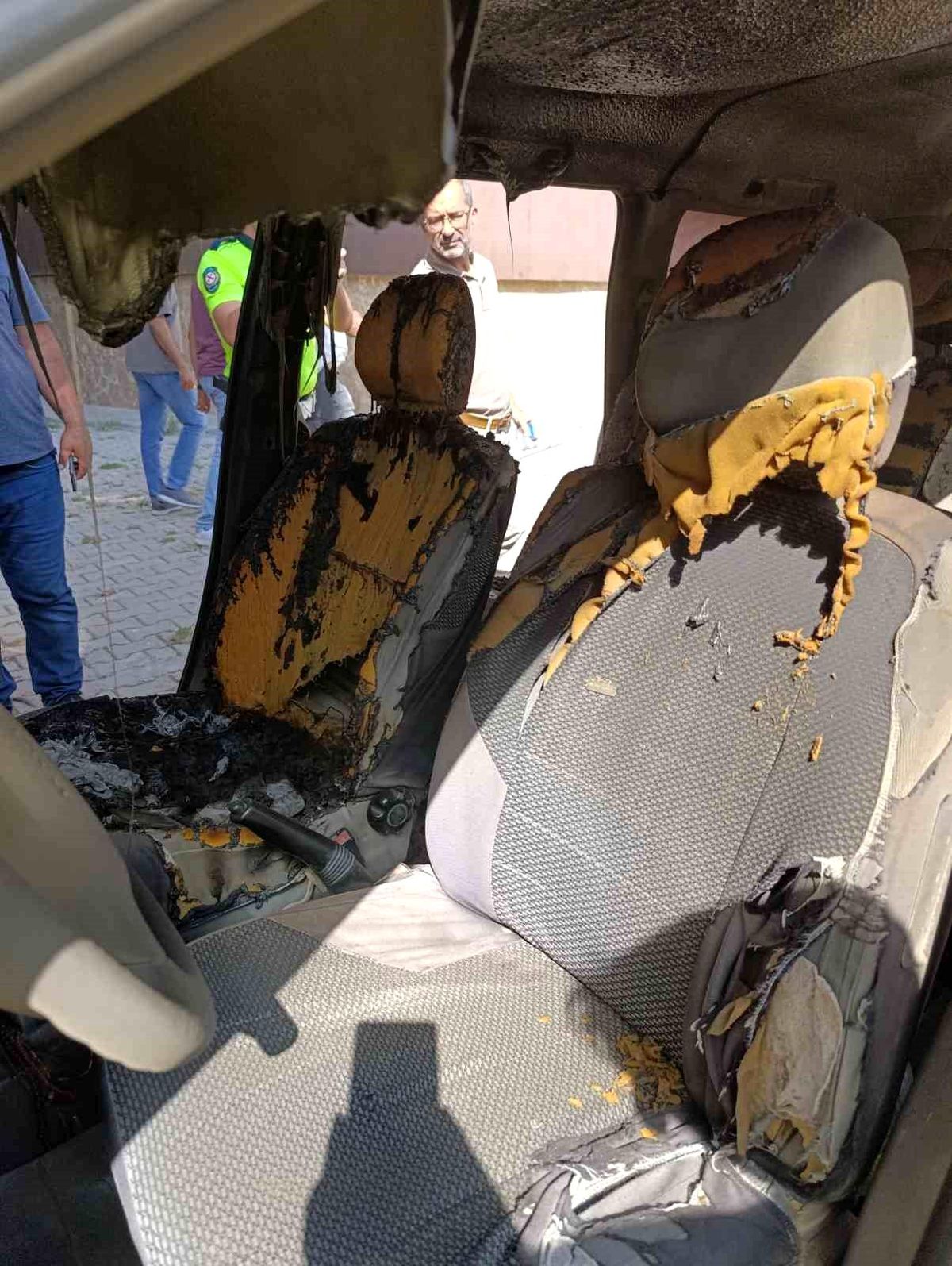 Adıyaman'da Aşırı Sıcaklar Nedeniyle Park Halindeki Araçta Patlama