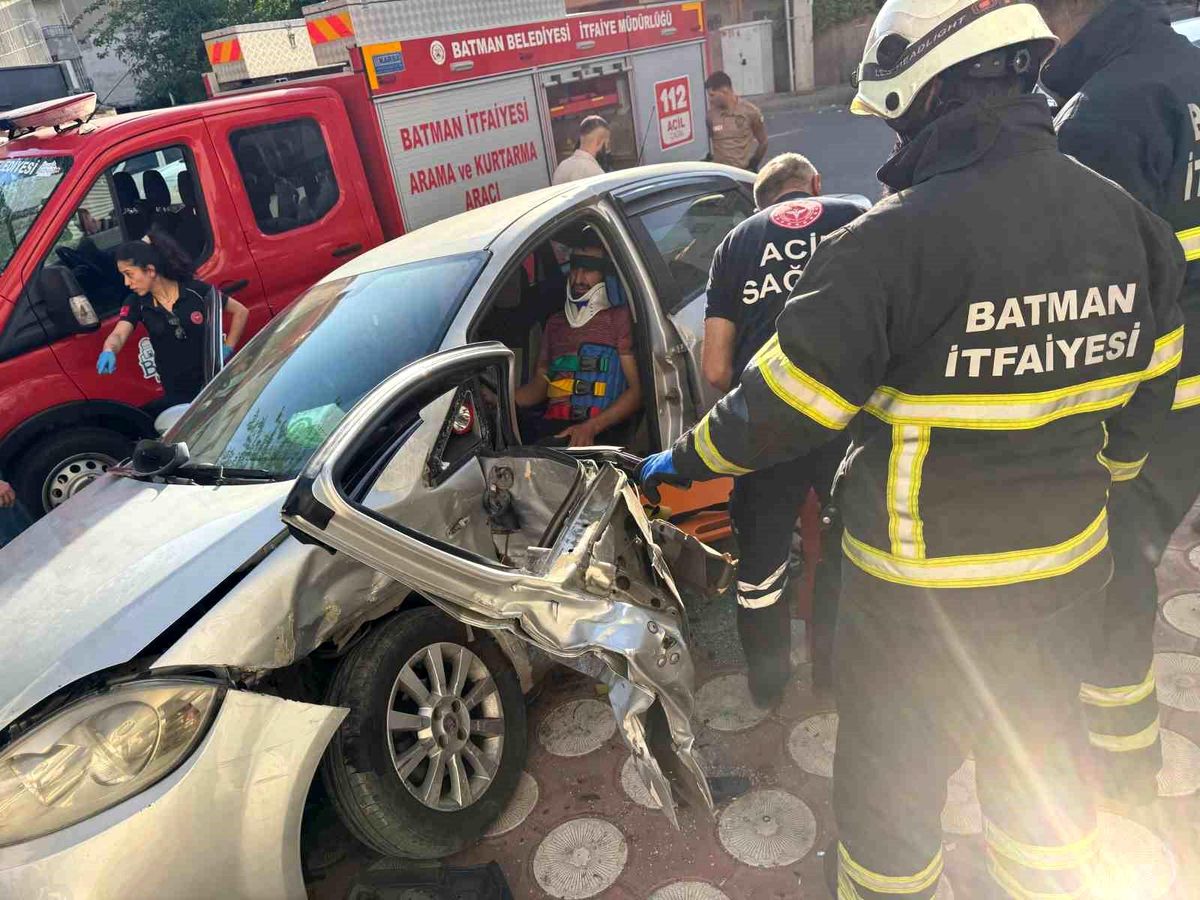 Batman'da Trafik Kazası: Sürücü İtfaiye Tarafından Kurtarıldı